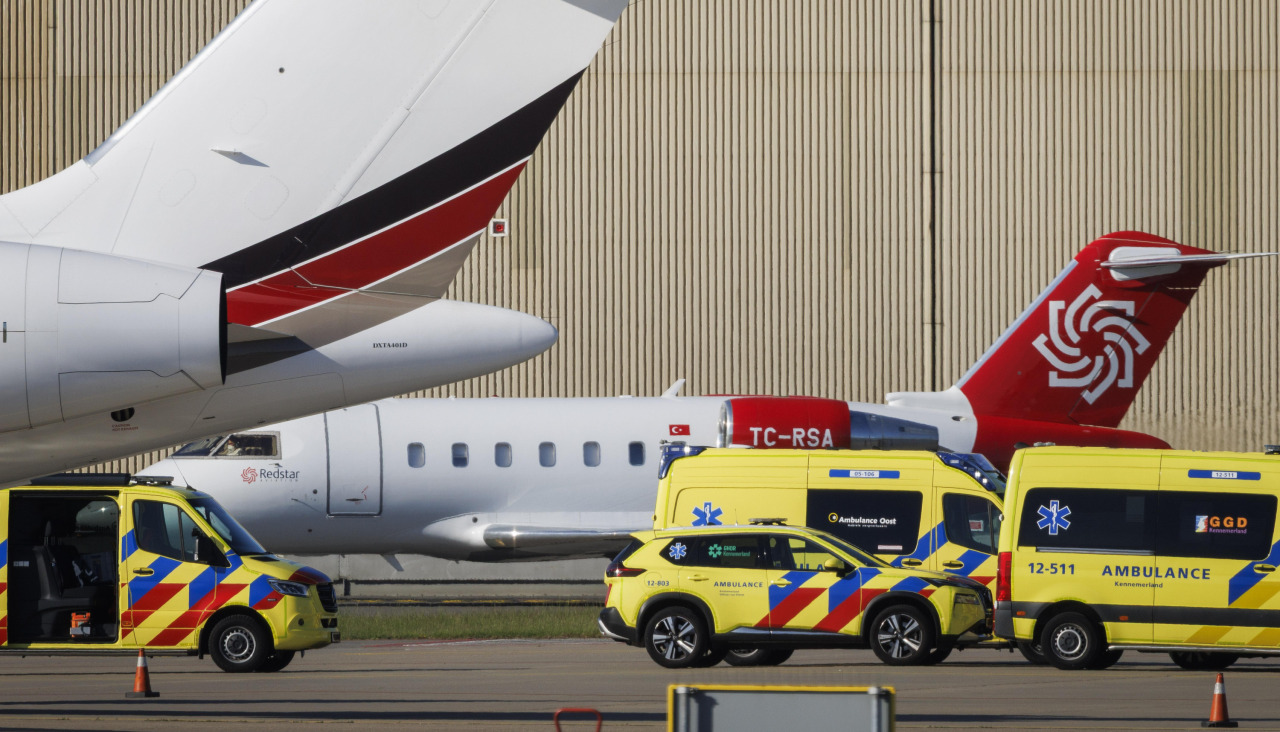 Schiphol (Netherlands), 07/05/2026.- Medical staff with ambulances at Schiphol airport, near Amsterdam, Netherlands, 07 May 2026. The second medical evacuation plane with a sick person on board the cruise ship MV Hondius was en route to the Netherlands. The 56-year-old man may be infected with the hantavirus. According to the World Health Organization (WHO), three suspected hantavirus case patients have been evacuated from the Dutch cruise ship MV Hondius, anchored off the coast of Cape Verde, and are on their way to receive medical care in The Netherlands in coordination with WHO. (Cabo Verde, Países Bajos; Holanda) EFE/EPA/MICHEL VAN BERGEN