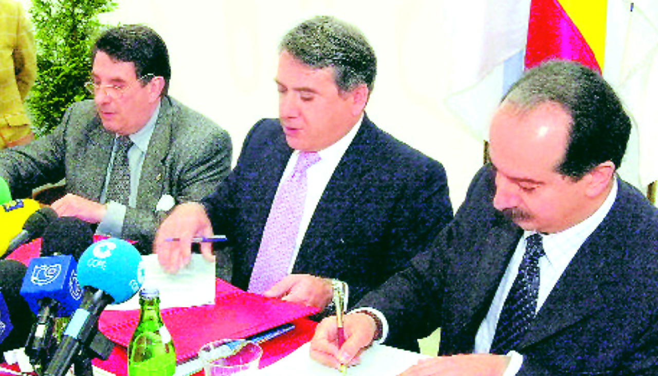Vázquez, Cuiña y Couceiro, hace 25 años, durante la firma del convenio