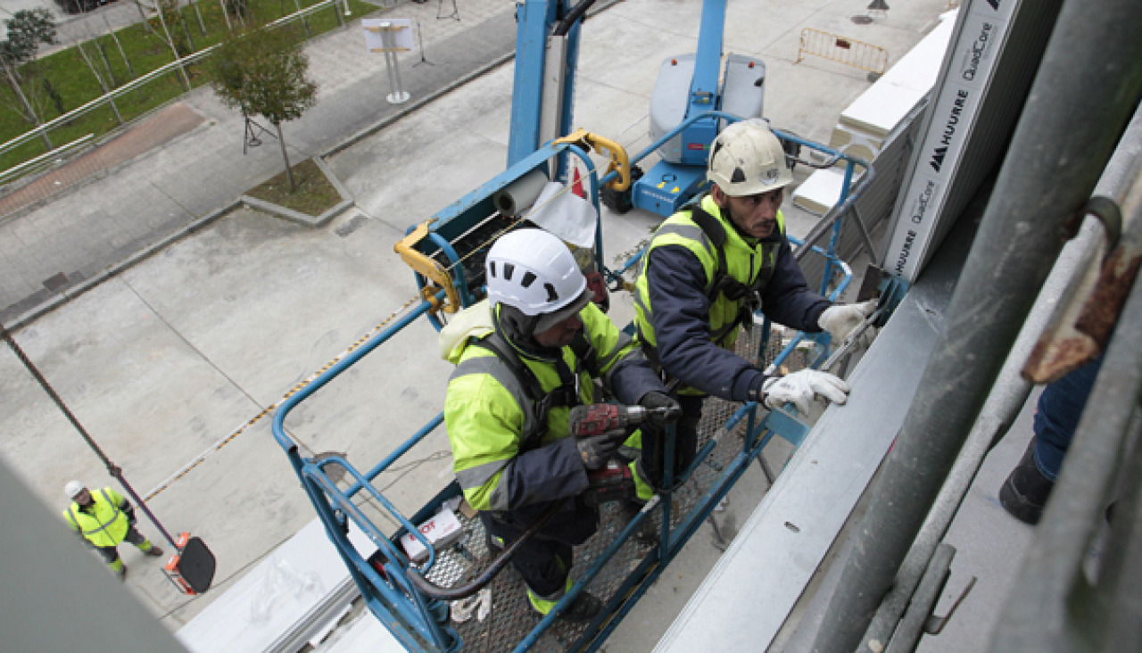 Obreros trabajando en el edificio prefabricado en Xuxán