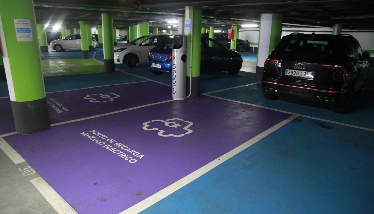 11 diciembre 2023Recarga para coches eléctricosUn punto de recarga en el párking del Palacio de la Ópera