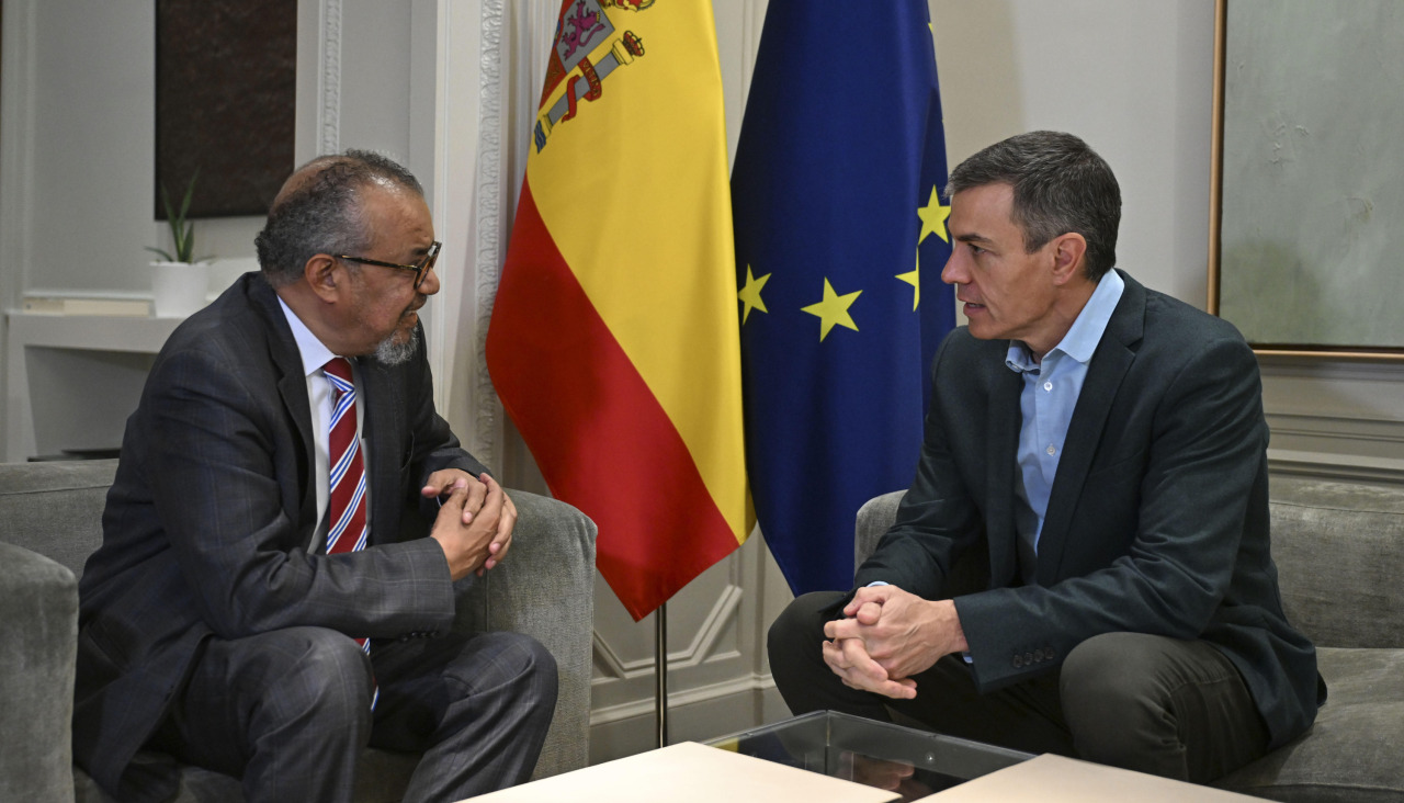 Pedro Sánchez (d), mantuvo este sábado un encuentro con el director general de la OMS, Tedros Adhanom Ghebreyesus, en la Moncloa.