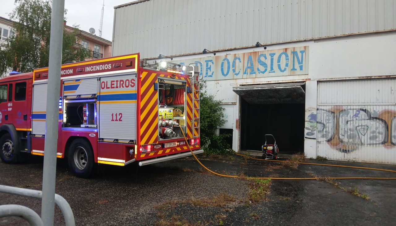 Los bomberos atendieron el incendio en el antiguo concesionario de Opel, en la Avenida de las Mariñas