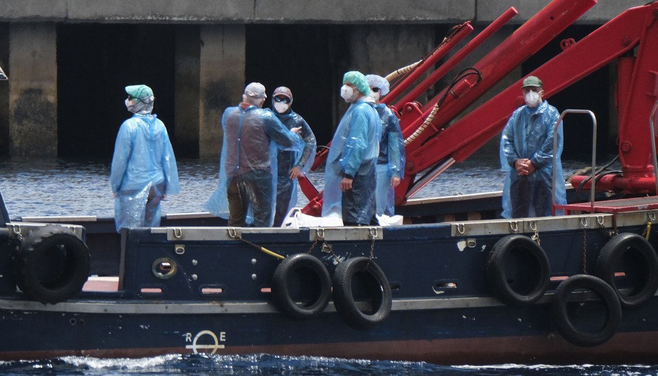 Continúa el desembarco en el puerto de Granadilla de Abona de los pasajeros y tripulantes del crucero 'MV Hondius'