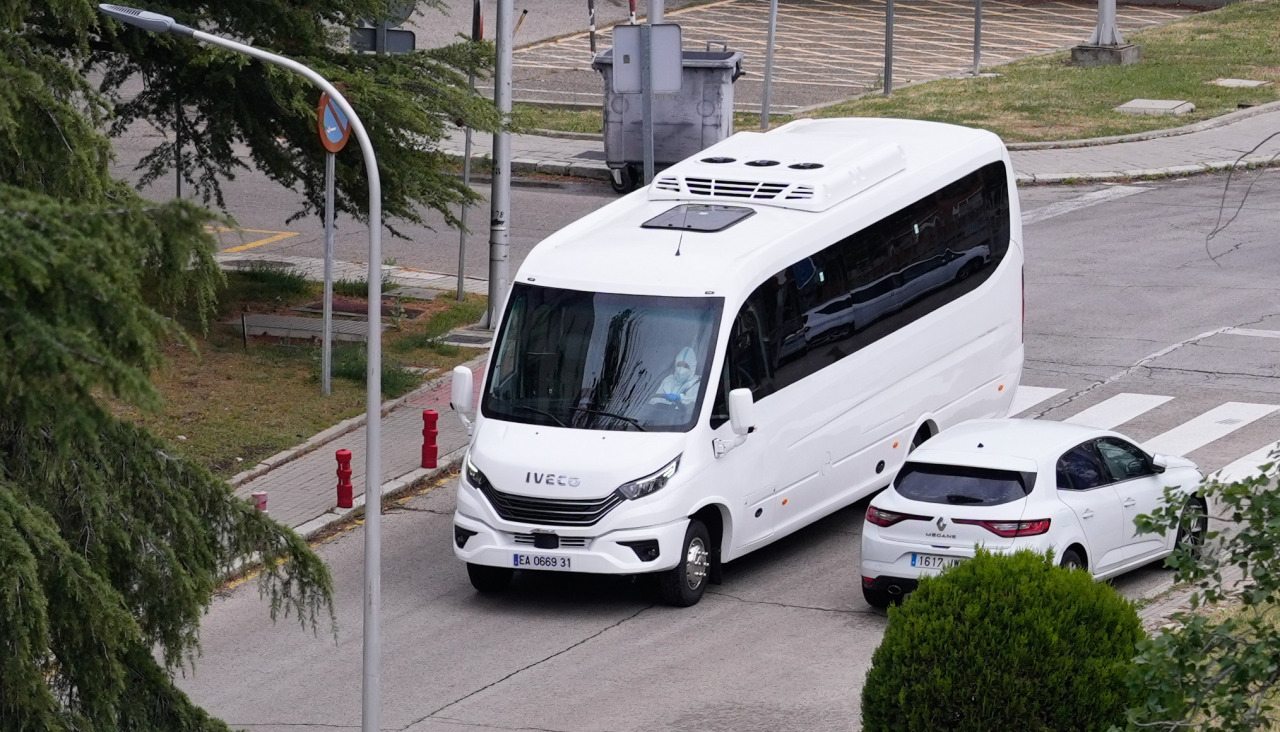 MADRID, 10/05/2026.- El autobús que transporta a los ciudadanos españoles que se encontraban en el crucero MV Hondius, a su llegada este domingo al Hospital Gómez Ulla. El avión militar con los catorce españoles del crucero MV Hontius afectado por un brote de hantavirus ha aterrizado a las 15:00 horas en la base aérea de Torrejón (Madrid), y desde allí han sido conducidos al Hospital Gómez Ulla para ponerse en cuarentena. EFE/Borja Sanchez Trillo