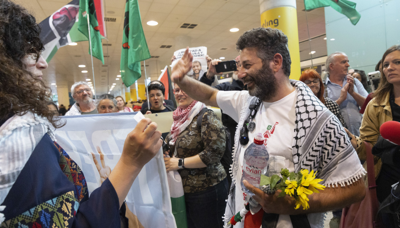 El activista hispanopalestino Saif Abukeshek, miembro de la Flotilla 'Global Sumud', deportado este domingo por Israel, tras diez días detenido y en huelga de hambre, tras aterrizar en el aeropuerto de Barcelona, donde le esperaban familiares y amigos. EFE/Marta Pérez