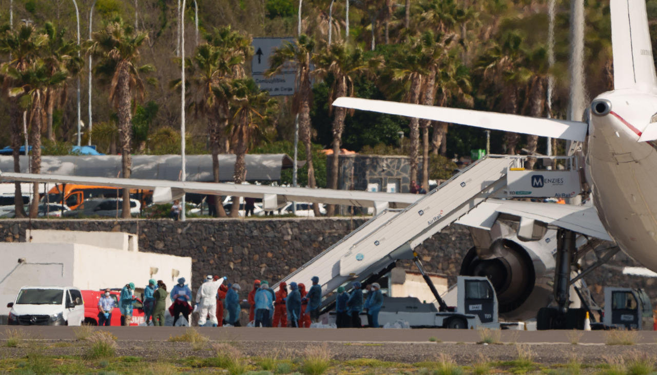 Momento en el que los españoles embarcaron han embarcado en el aeropuerto de Tenerife Sur en el avión del Ejército del Aire que los trasladará a Madrid, para iniciar un periodo de cuarentena en el Hospital Gómez Ulla. EFE/Ramón de la Rocha