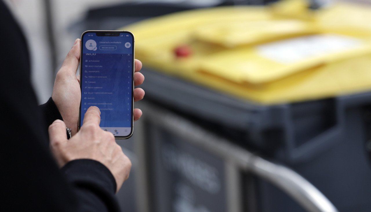 Un usuario accede a la app Coruña