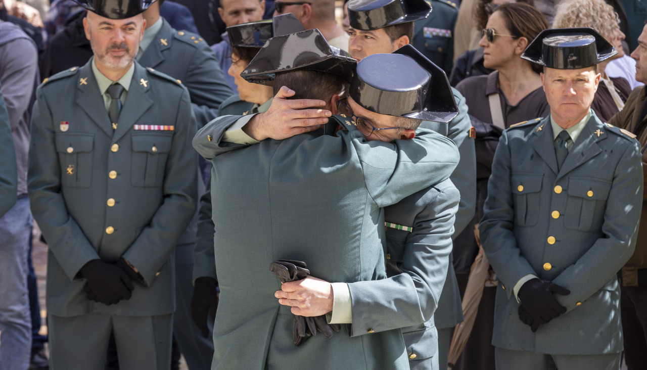 Compañeros del herido grave en Huelva, el pasado sábado, en el funeral de los dos guardias civiles fallecidos