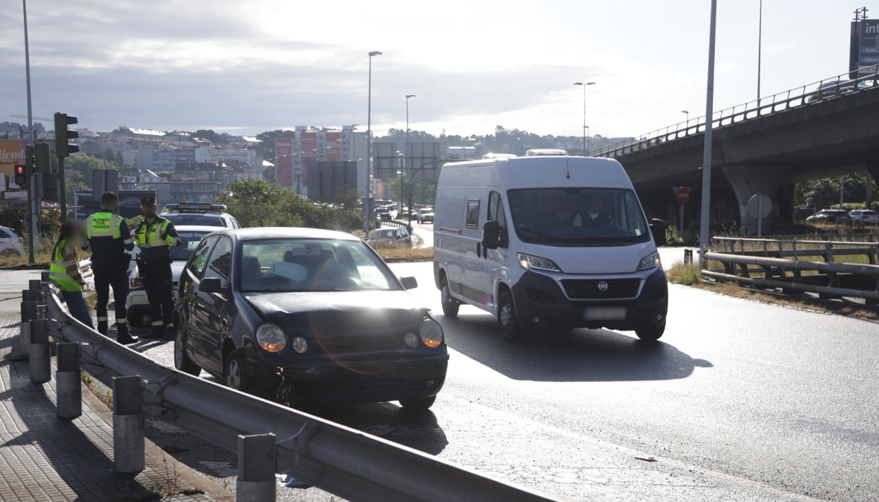 Accidente en la rotonda de A Pasaxe