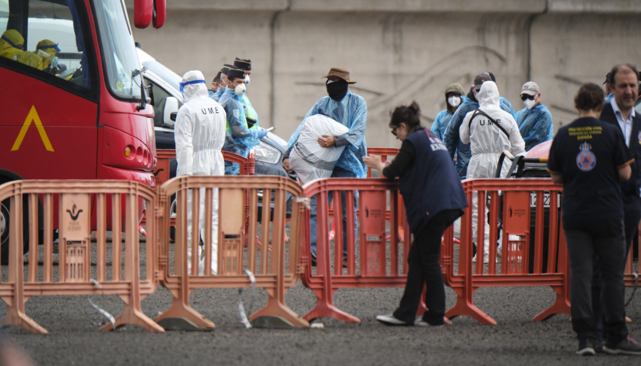 Llegada al hospital de los pasajeros evacuados del crucero en el que se produjo el brote de hantavirus