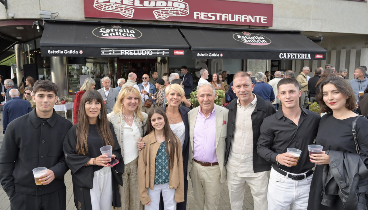 La familia Martínez posa ante el restaurante Preludio