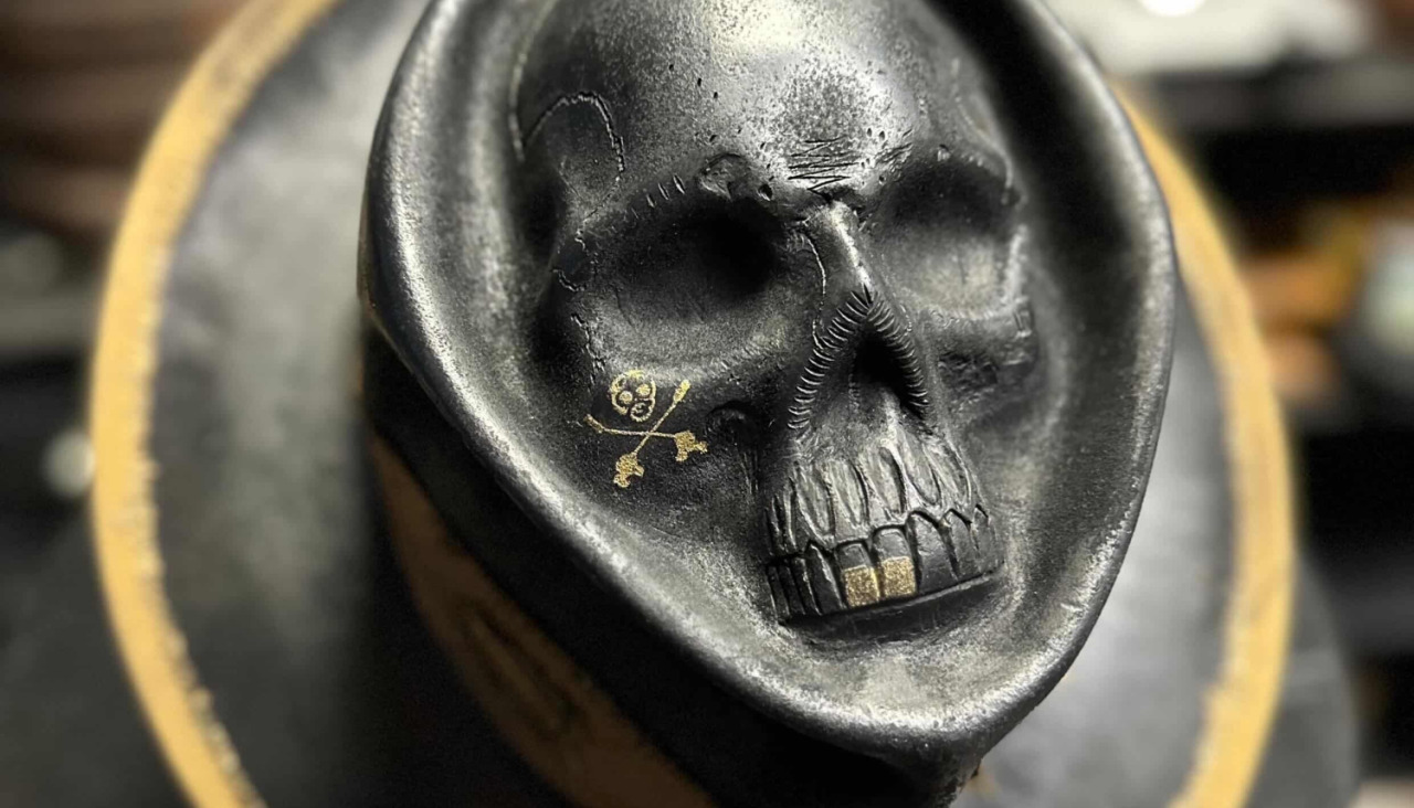 Detalle del sombrero hecho por Souto y tatuado por Weishaupt