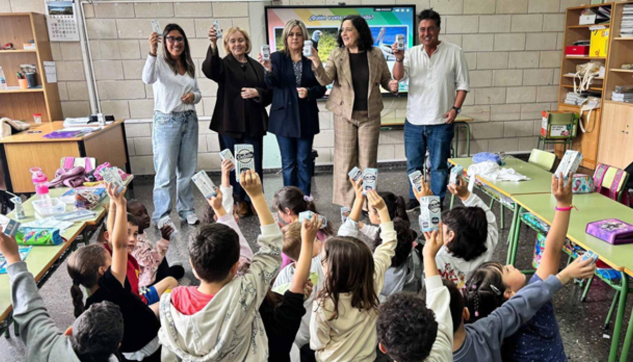Do Campo, la segunda por la derecha, ayer en el CEIP Galán