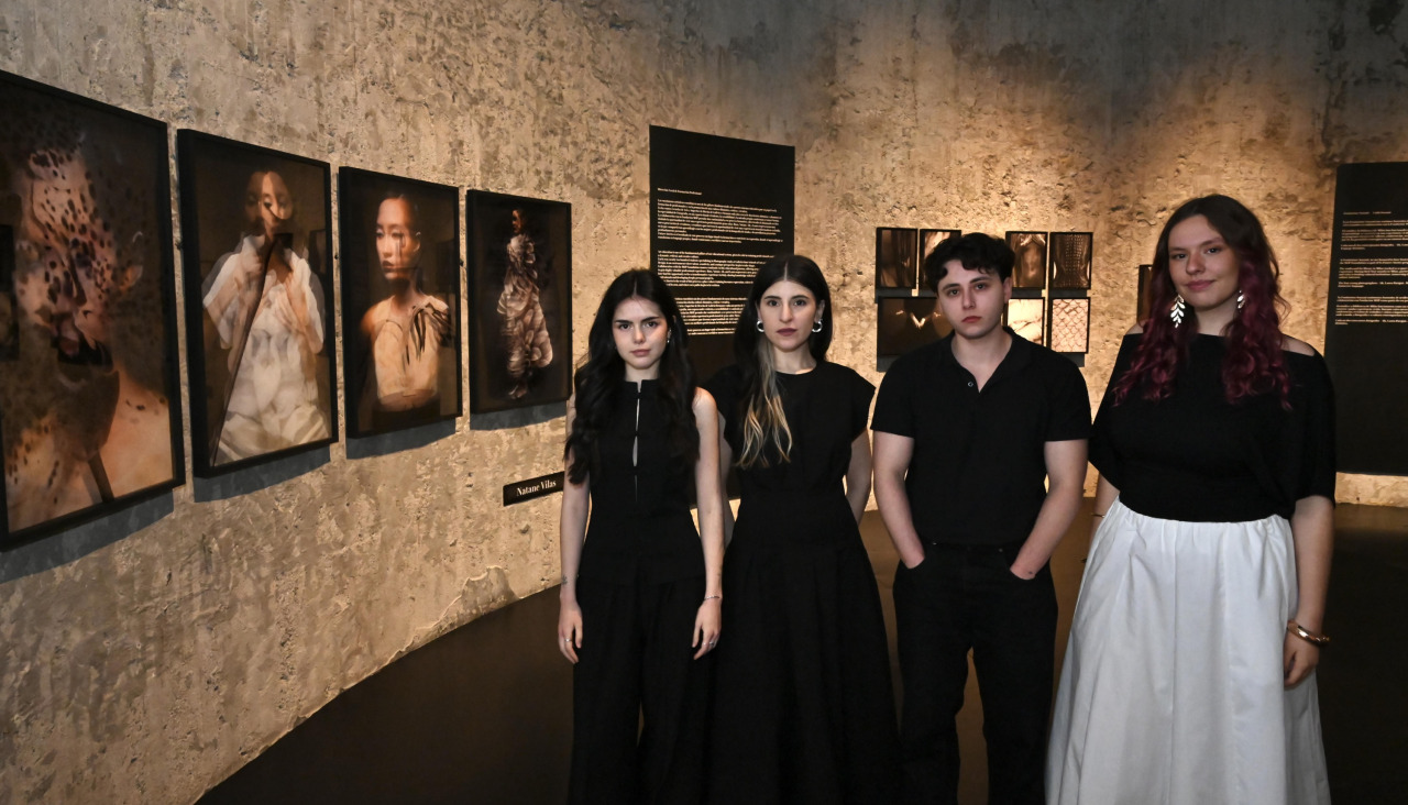 Laura Parajuá, Mara Vecoña, AK y Natane Vilas, junto a sus obras de 'Futures Stories', en la Fundación MOP
