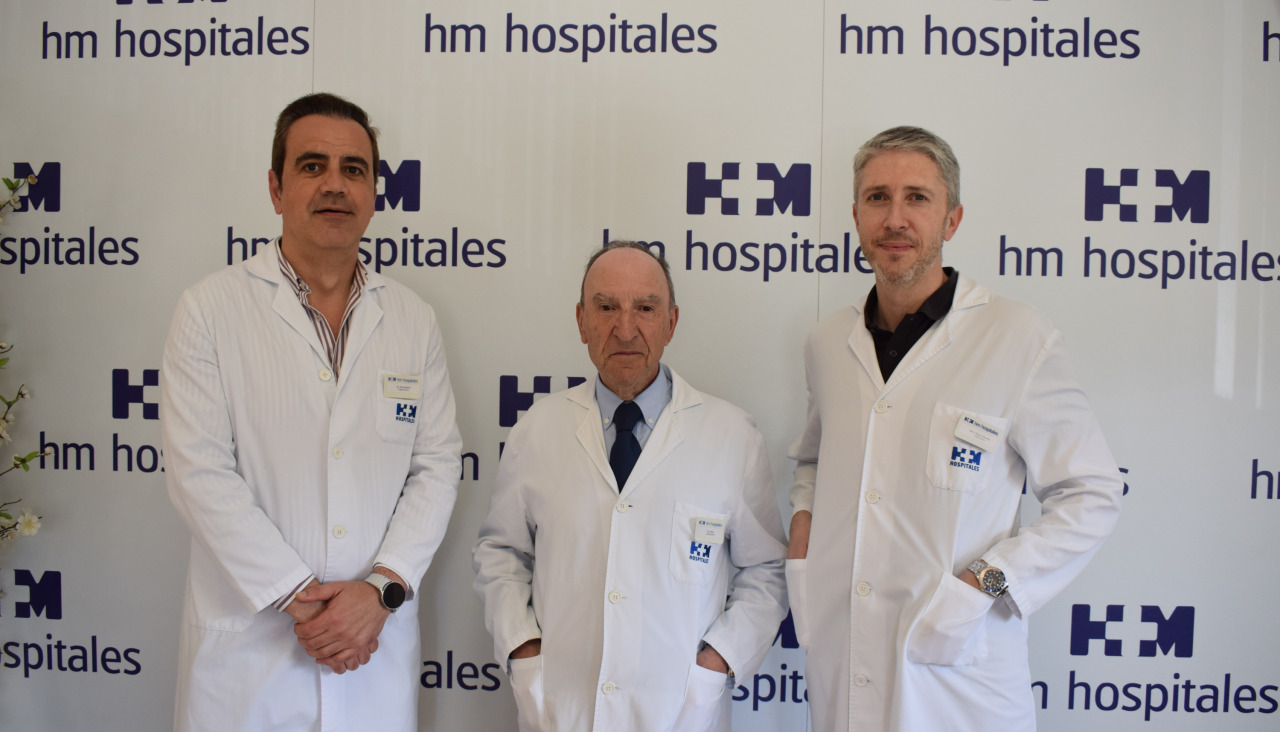 Los doctores Barbagelata, Busto Martín y Busto Castañón, del HM Modelo, encargados de la intervención