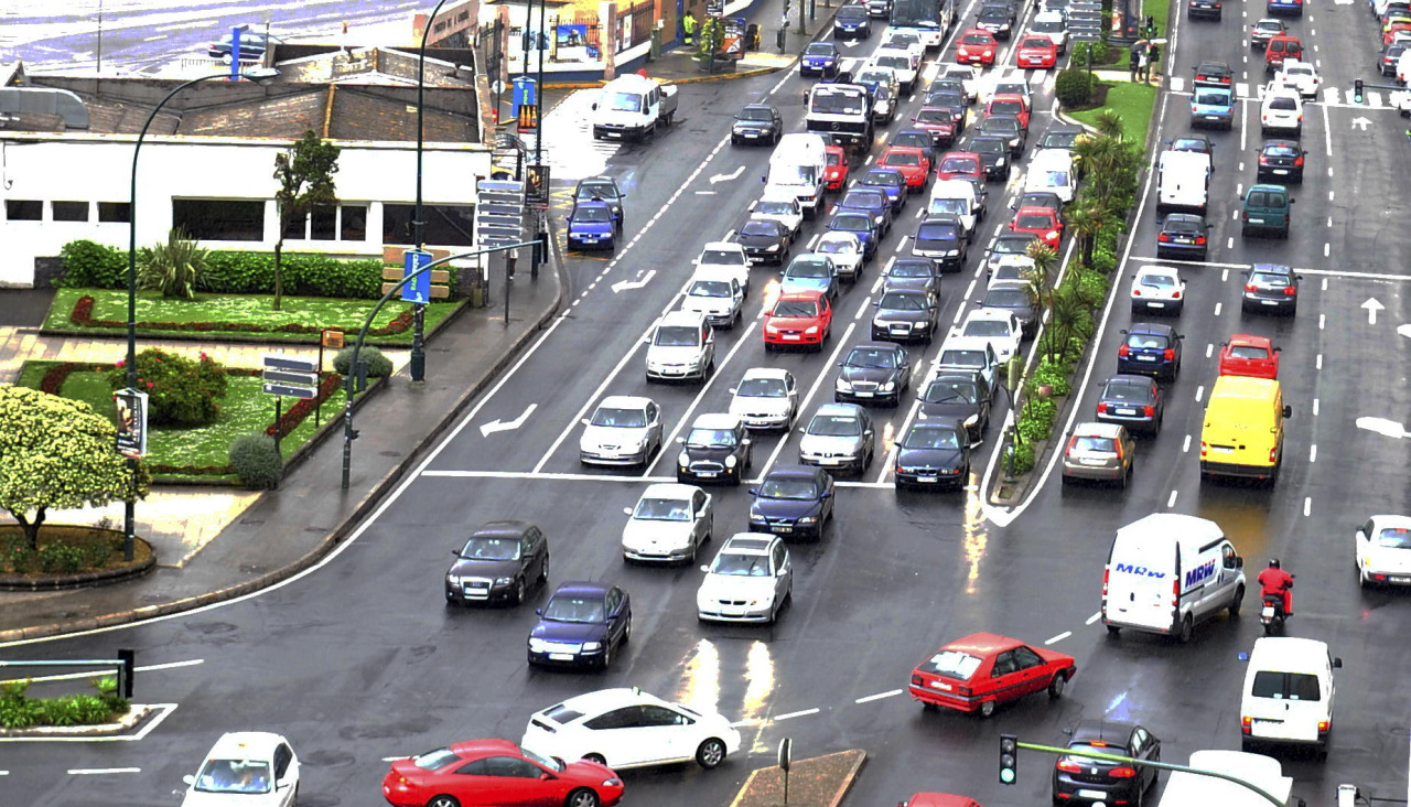 Coches parados en Linares Rivas, a la altura de la plaza de Ourense, en una imagen de 2009