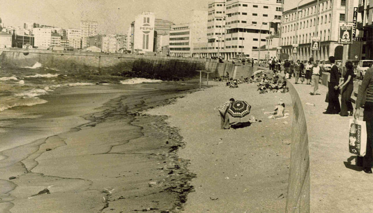 mayo de 1976A Coruña.- Estado de la playa de Riazor después del incendio y naufragio del Petrolero Urquiola