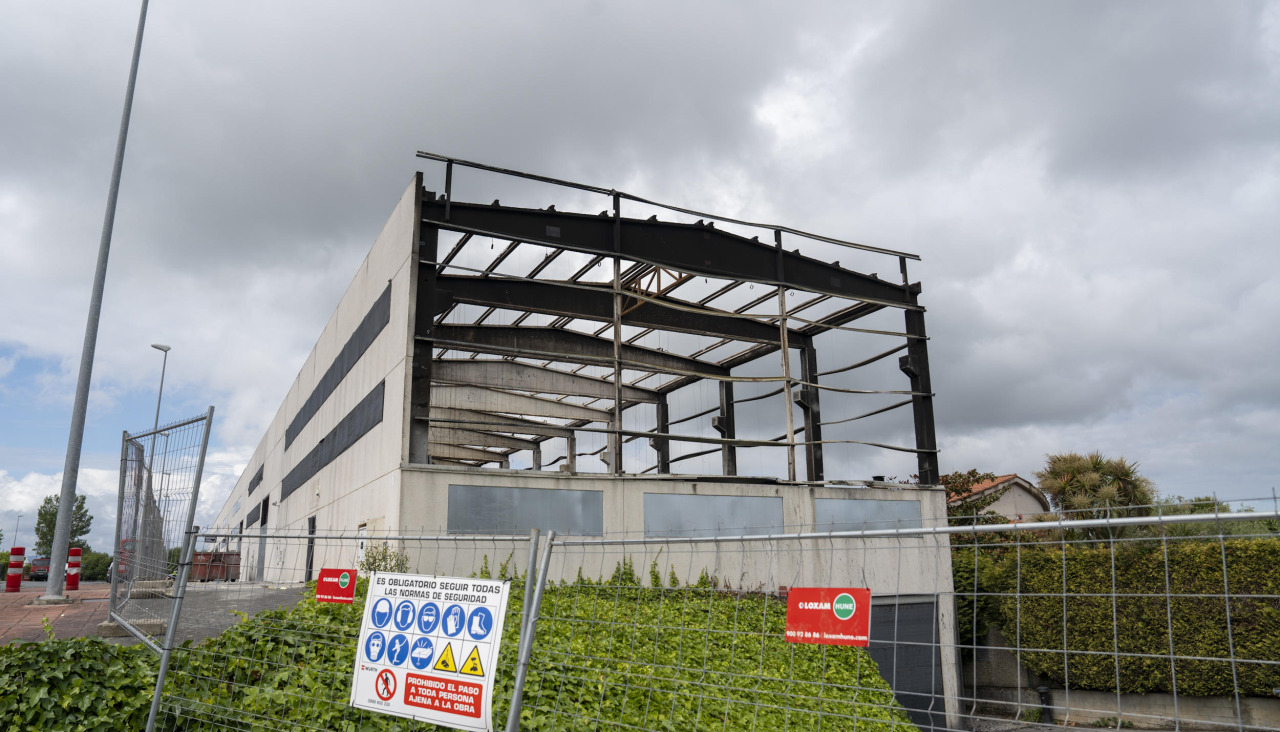 La empresa encargada del derribo ya desmontó la fachada principal de la nave incendiada