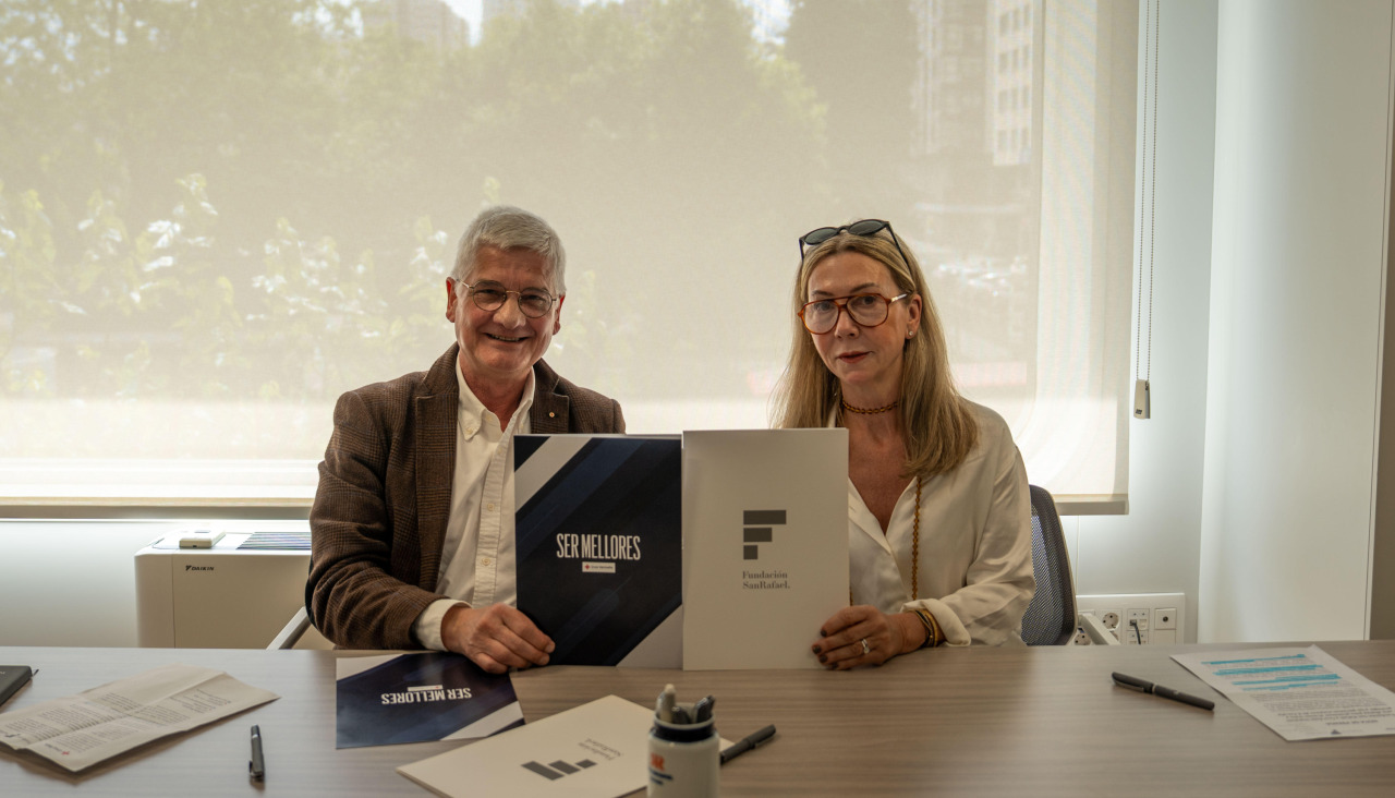 Manuel Viqueira y Dolores Estrada, en la firma del convenio de colaboración entre Cruz Roja y la Fundación San Rafael