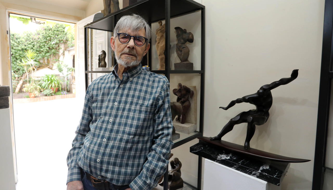 El escultor José Castiñeiras posa junto a la maqueta de Los Surfistas, este miércoles, en su taller