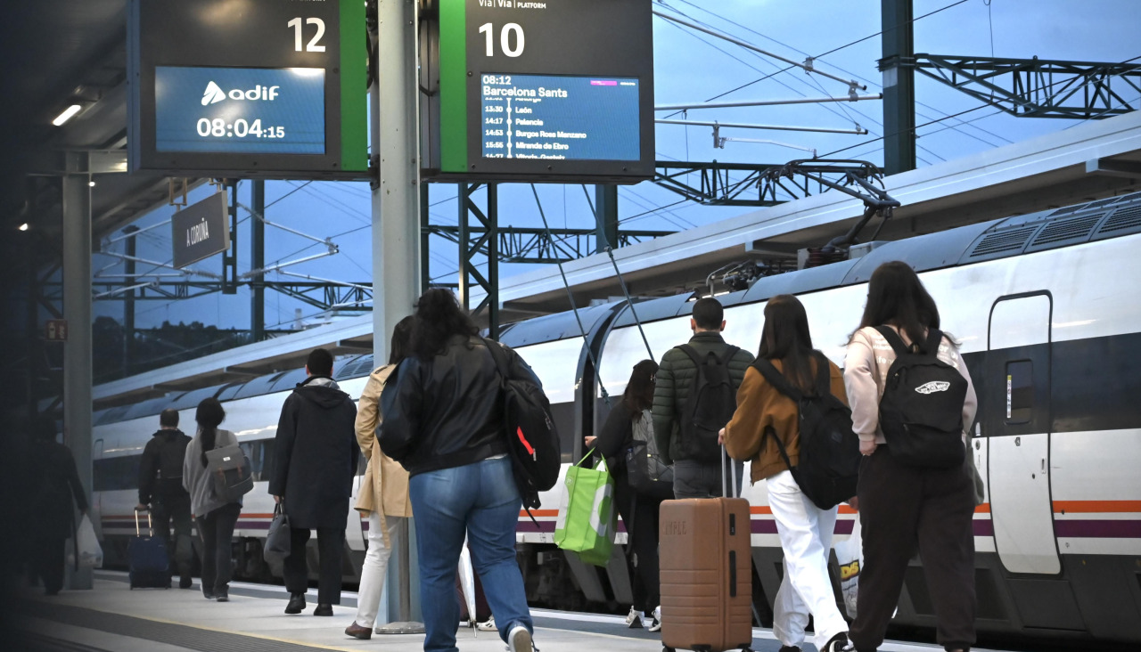 Viajeros acceden al último servicio del ‘Alvia catalán’ en A Coruña Salida del último tren Coruña-Barcelona