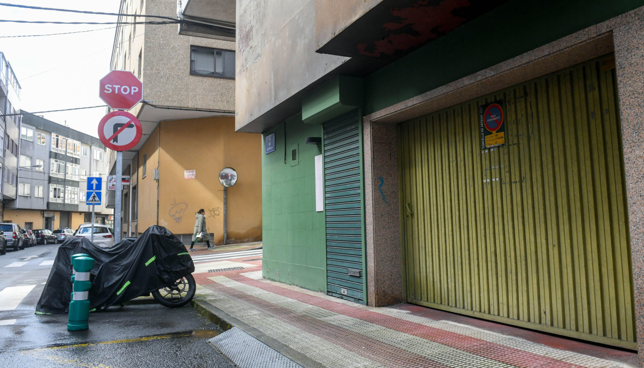 Un vado en el centro urbano de Arteixo
