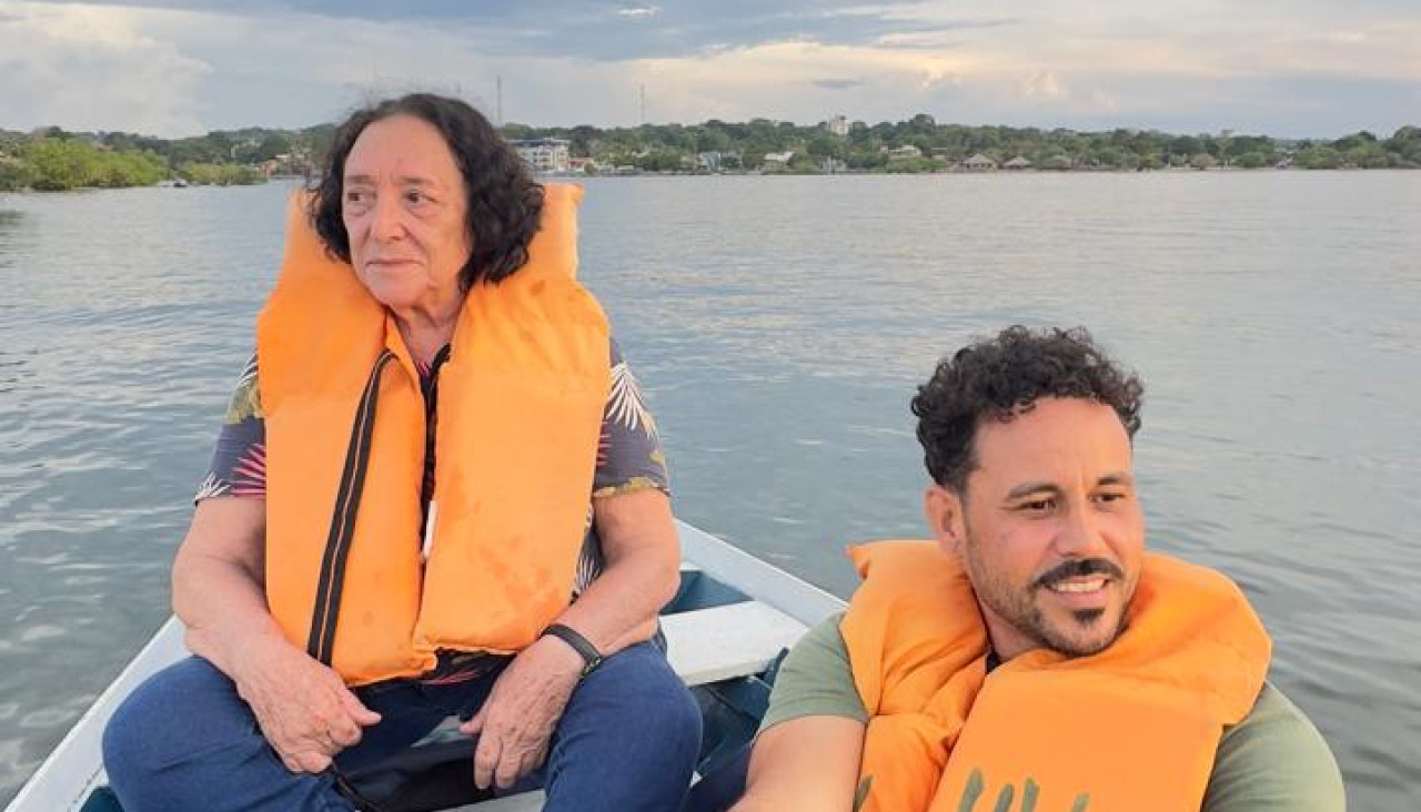 María Teresa Fernández Piedade, junto a otro investigador, en la Amazonía