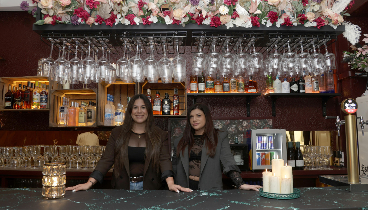 Romina Rodrigues y Simona Évola, responsables de la coctelería y camareras de la nueva Casiña, posan para El Ideal Gallego en el remozado local de la calle Mantelería