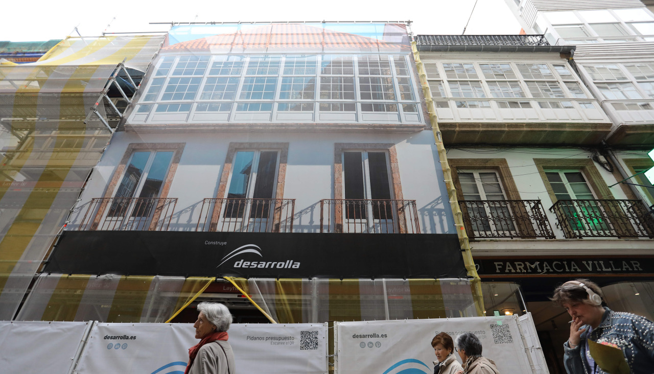 La lona que cubre la antigua Farmacia Villar