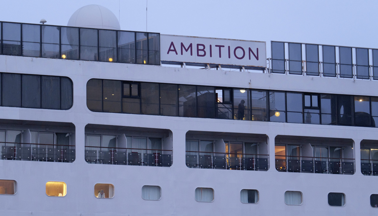 El crucero 'Ambition', durante su confinamiento en el puerto de Burdeos