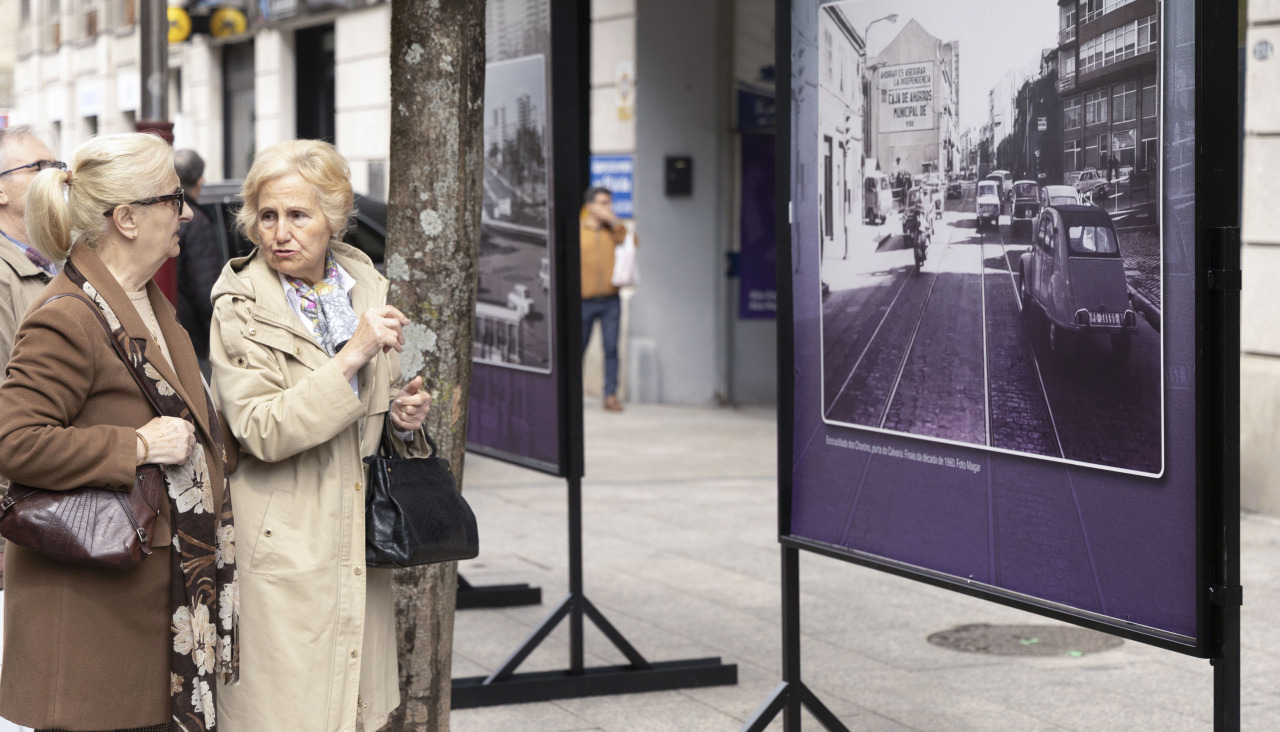 Dúas mulleres, durante a inauguración da exposición exterior 'Begoña Caamaño no Calvario vigués'