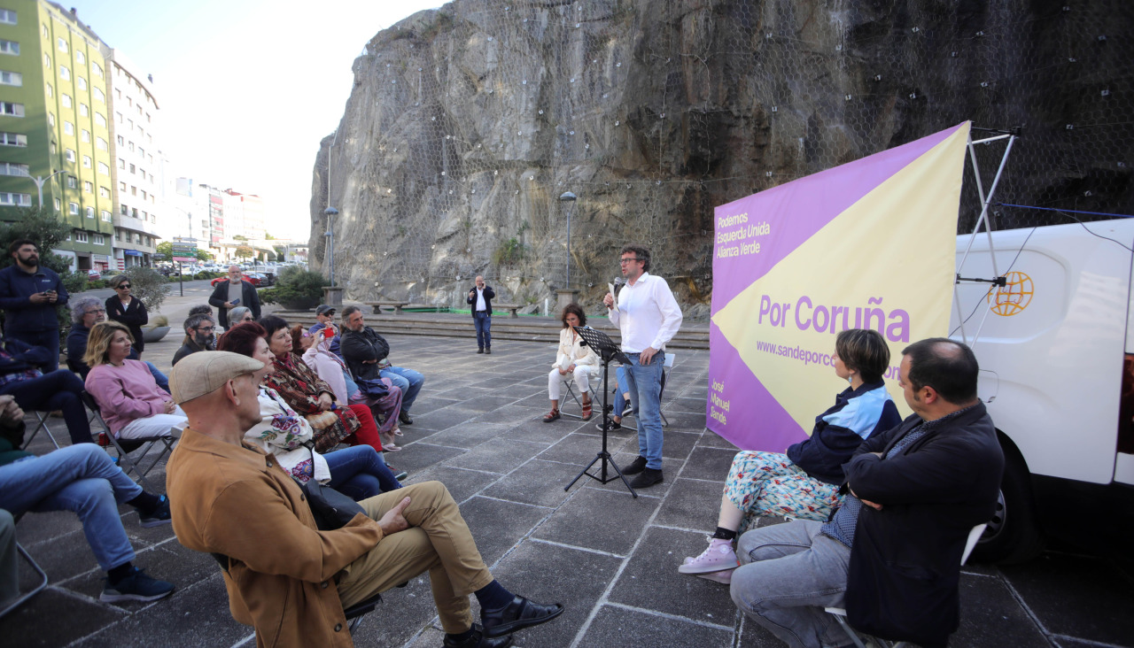 25 mayo 2023A Coruña.- Giró la antepenúltima jornada de campaña electoral entorno a la cultura y la forma en que cada una de las propuestas que corren hacia la alcaldía la conciben en su programa. No solamente se trató de promesas, sino en este caso de un tema más de enfoque y estructural, con miradas tanto al pasado como al futuro.Decir cultura es tocarle la fibra sensible a José Manuel Sande, candidato de Por Coruña, la lista que engloba a Podemos, Esquerda Unida y Alianza Verde. El que fuera precisamente concejal de ese área durante el mandato de la Marea, cuatro años a los que referenció constantemente como %u201Ca anterior etapa%u201D, eligió como marco para la sesión de tarde la explanada del Palacio de la Ópera