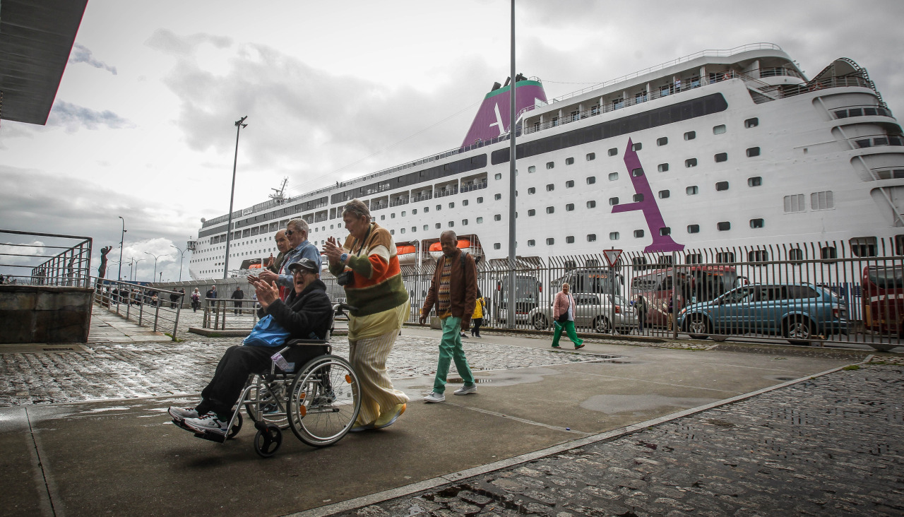 Los pasajeros del 'Ambition', que habían sido confinados en Burdeos por un brote de norovirus, desembarcando en A Coruña