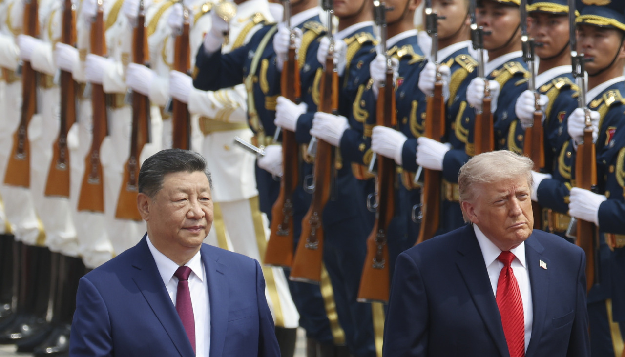 Xi Jinping inspecciona una guardia de honor junto a Donald Trump