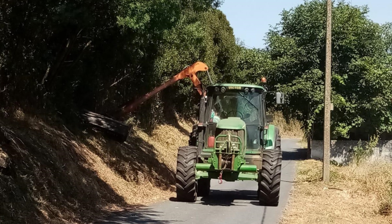 Un tractor desbrozando en Culleredo