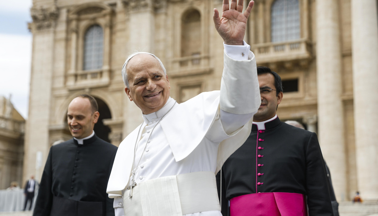 El papa saluda a los fieles en el Vaticano