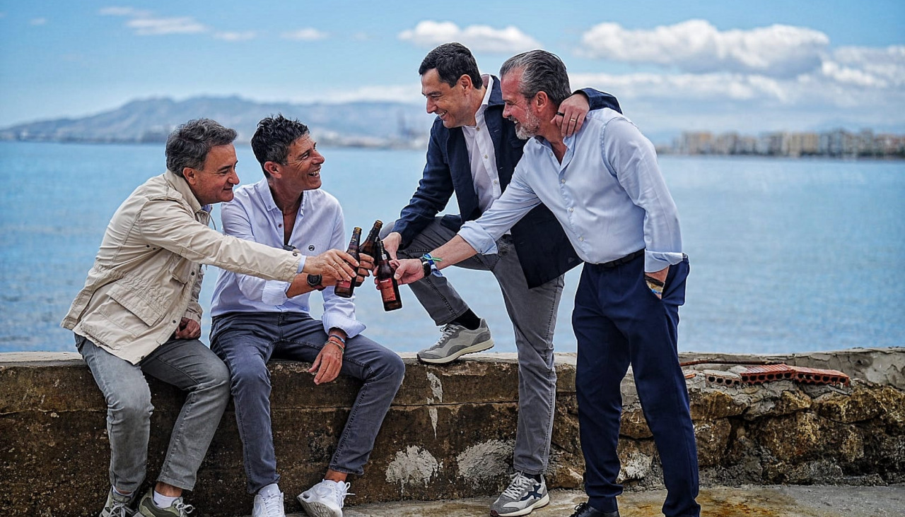 17 mayo 2026MÁLAGA, 16/05/2026.- El presidente de la Junta y candidato del PP a la reelección, Juanma Moreno (2d), aprovechó para tomar un aperitivo con unos amigos en los Baños del Carmen este sábado de reflexión. EFE/PP-A **SOLO USO EDITORIAL/SOLO DISPONIBLE PARA ILUSTRAR LA NOTICIA QUE ACOMPAÑA (CRÉDITO OBLIGATORIO)***