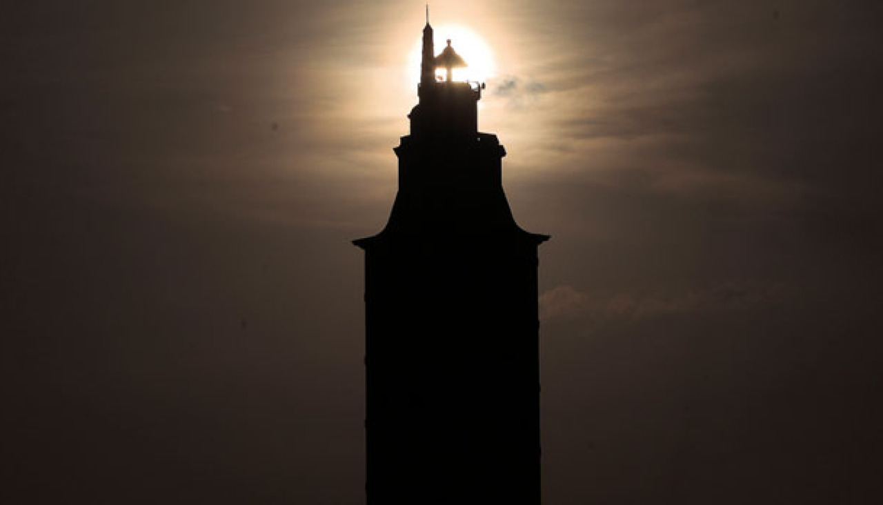 El sol iluminando la Torre de Hércules en pleno ‘ensayo’ del eclipse del próximo mes de agosto