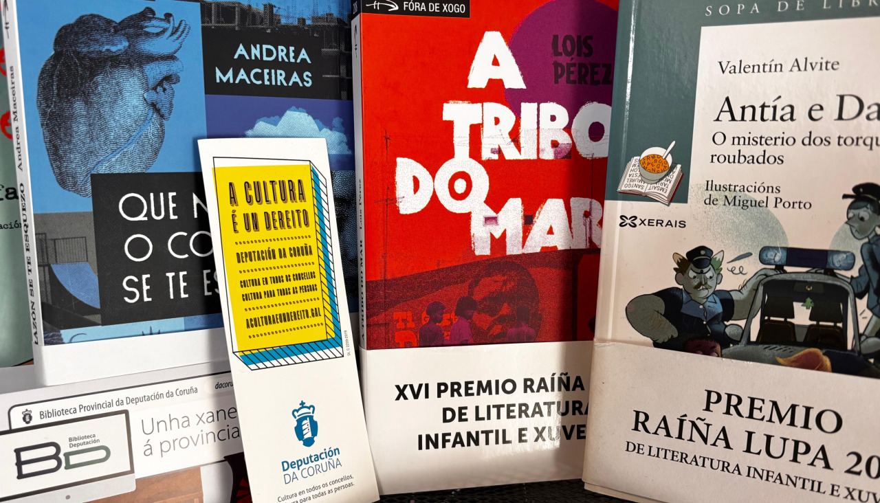 Exemplares de obras gañadoras de edicións anteriores do Premio Raíña Lupa