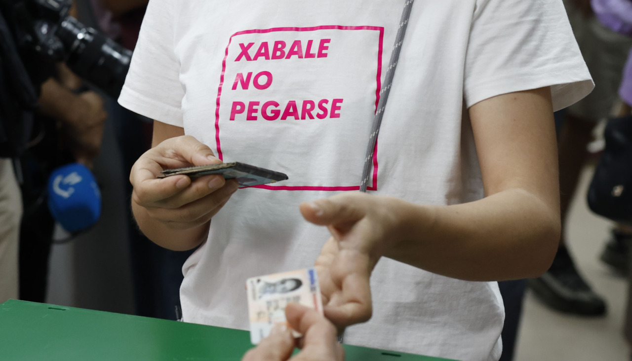 Un ciudadano ejerce su derecho al voto en un colegio electoral en Sevilla