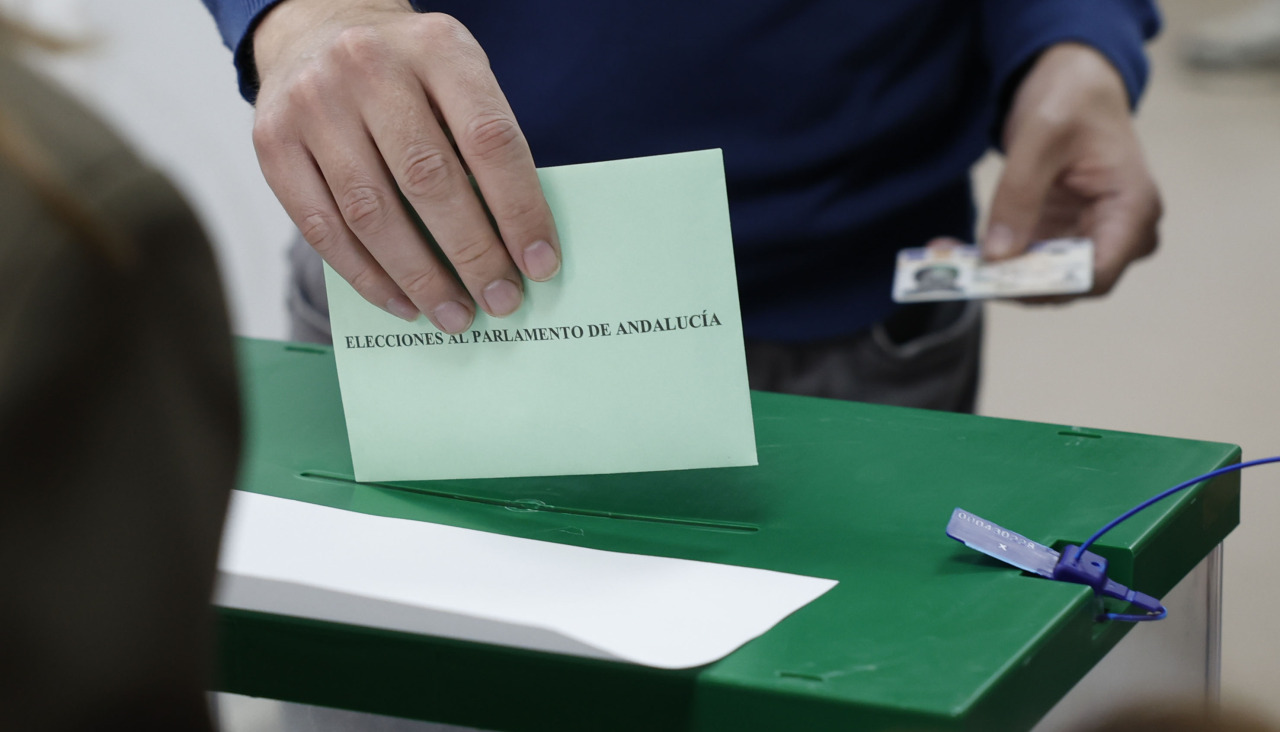 Un hombre ejerce su derecho al voto en las elecciones andaluzas