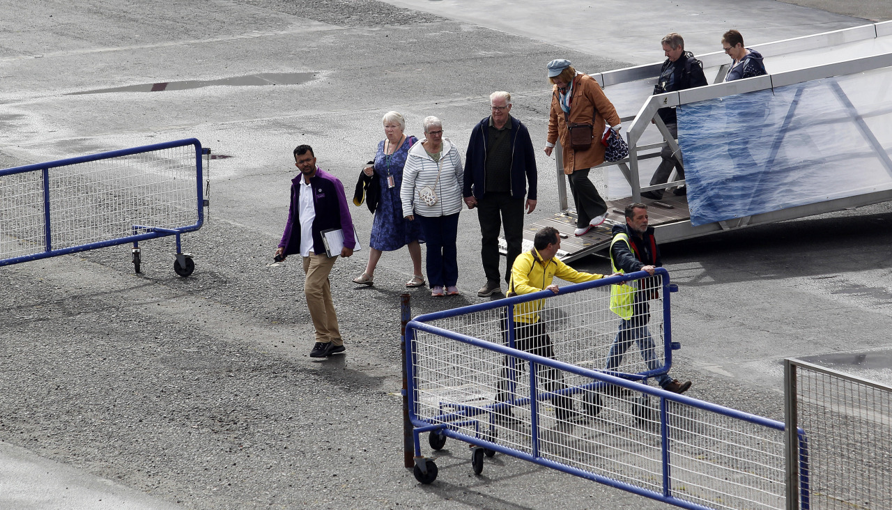 Pasajeros del 'Ambition', el pasado sábado en el muelle de Trasatlánticos