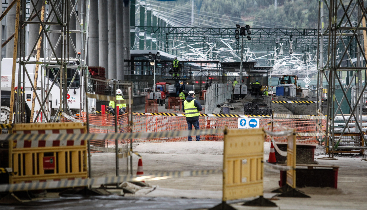 Un operario, en las obras de la intermodal de A Coruña