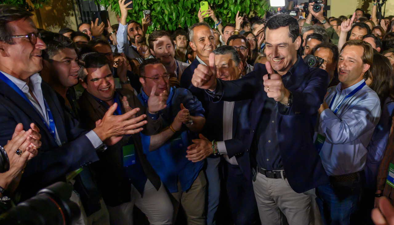 SEVILLA. 17/05/2026.- El candidato a la presidencia de la Junta de Andalucía por el PP, Juanma Moreno, en las puertas de la sede de su partido en Sevilla, donde ha celebrado los resultados electorales andaluces de este domingo. EFE/ Raúl Caro.