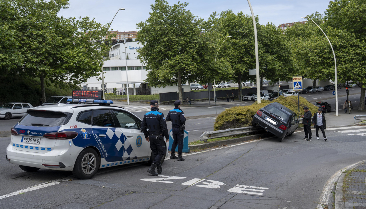 Coche estrellado en la calle Educación
