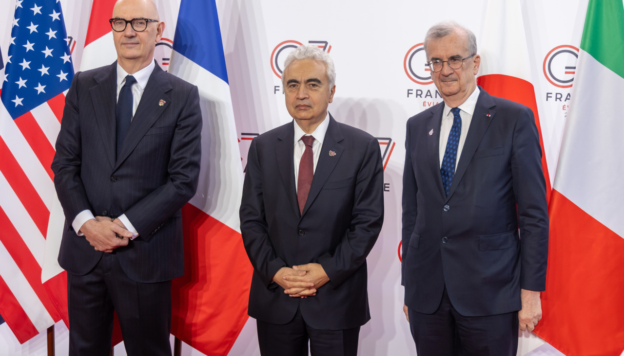 oland Lescure, Francois Villeroy de Galhau y Faith Birol posan antes de la reunión del G7