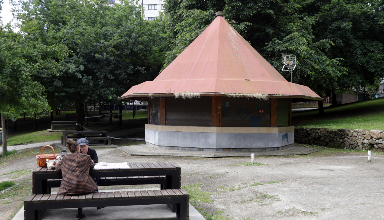 Dos personas en una mesa próxima a uno de los quioscos del parque