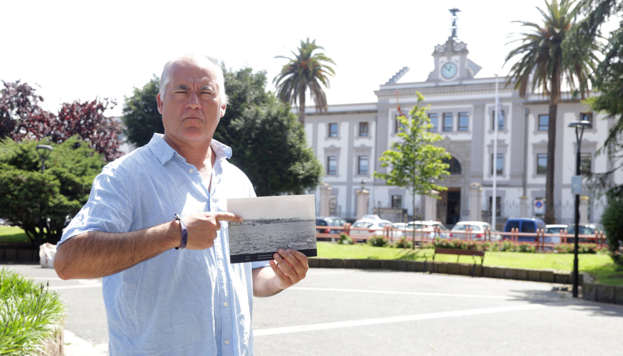 El guía Suso Martínez posa en la plaza de A Palloza