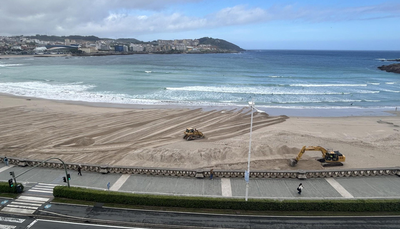 Dos de las máquinas, ayer, en la playa del Orzán