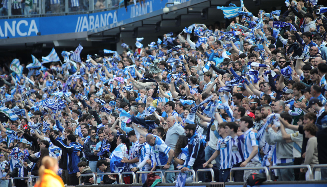 Hinchas del Deportivo, durante el encuentro con el Andorra